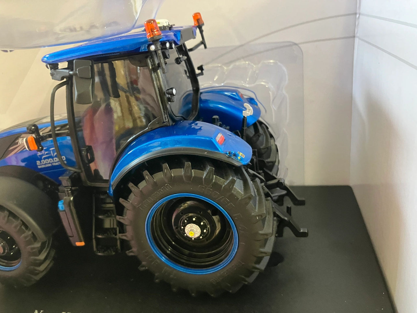Universal Hobbies New Holland T7.225 Basildon 2 Millionth Tractor BOXED 1:32 scale UH6744 Image 3