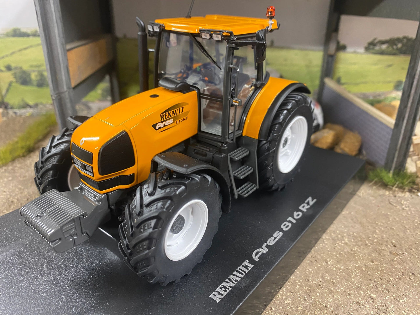 Universal Hobbies Renault 816RZ Tractor BOXED 1:32 scale UH6329 Image 4