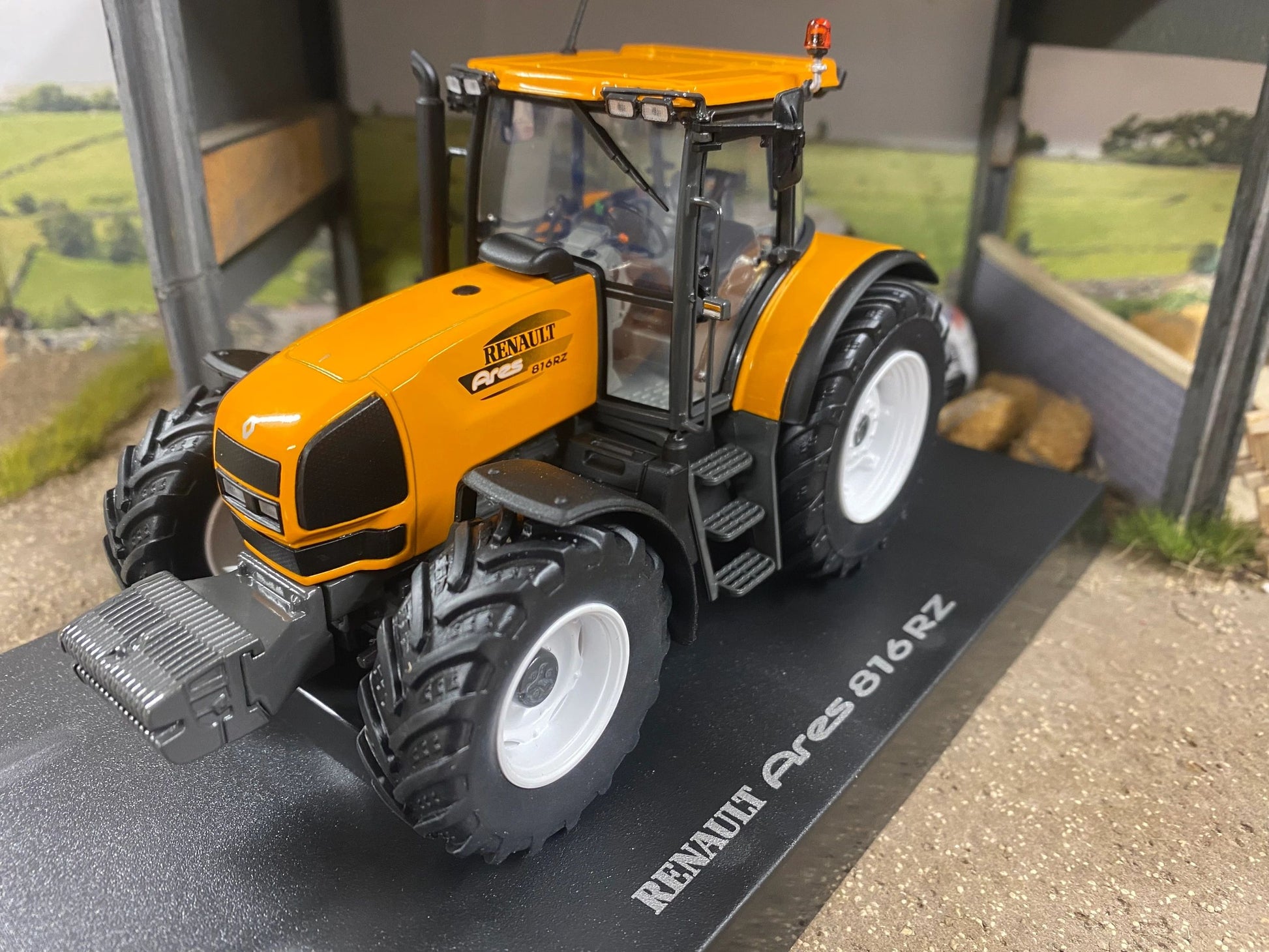 Universal Hobbies Renault 816RZ Tractor BOXED 1:32 scale UH6329 Image 4