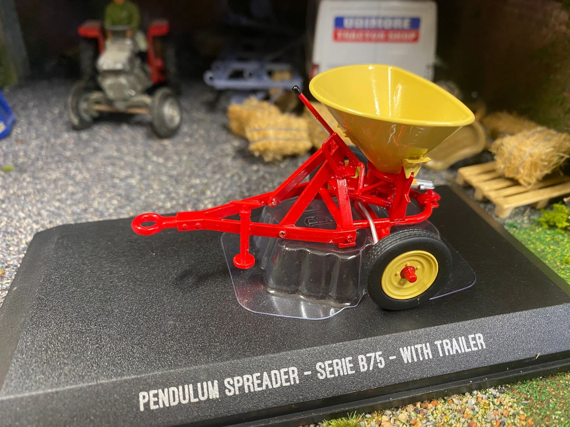 Universal Hobbies Vicon B75 Fertiliser Spreader 1:32 BOXED Image 4
