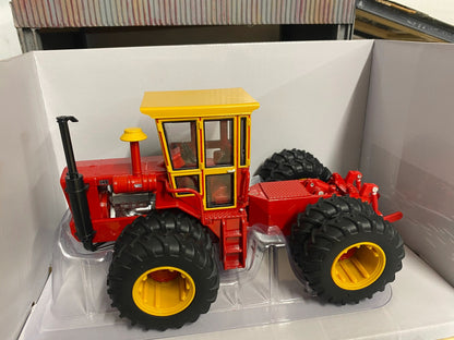 Versatile 145 Prestige Tractor duals 1:32 scale ERTL 16463 Image 3