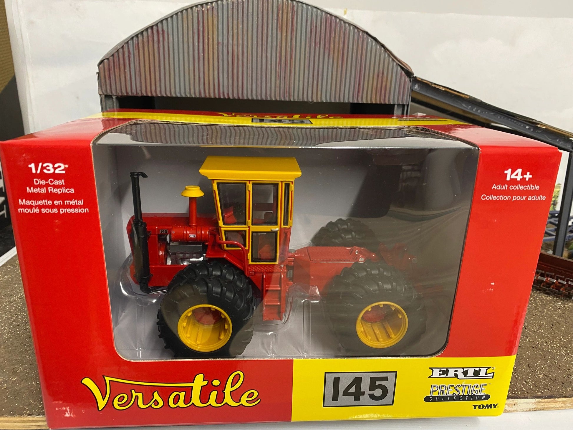 Versatile 145 Prestige Tractor duals 1:32 scale ERTL 16463 Image 4