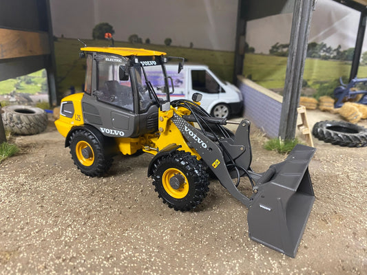 Volvo L25 Compact Wheel Loader 1:32 scale AT Collections Image