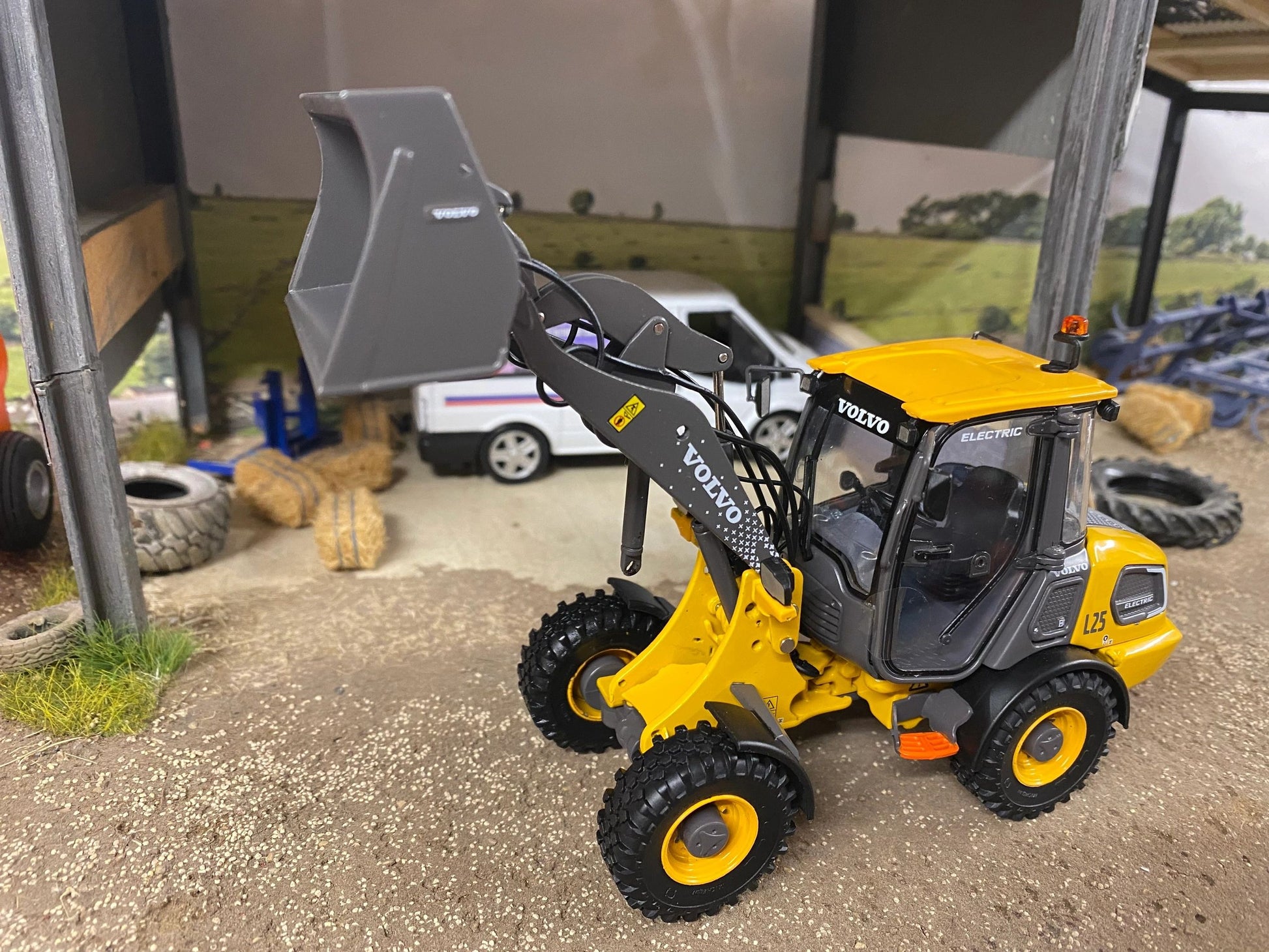 Volvo L25 Compact Wheel Loader 1:32 scale AT Collections Image 3