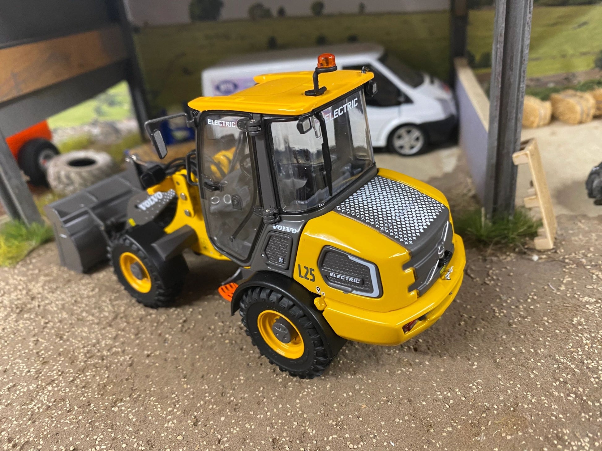 Volvo L25 Compact Wheel Loader 1:32 scale AT Collections Image 4