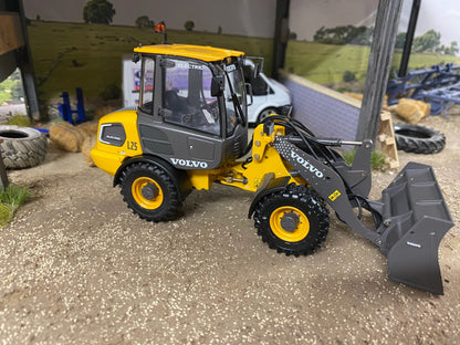 Volvo L25 Compact Wheel Loader 1:32 scale AT Collections Image 5
