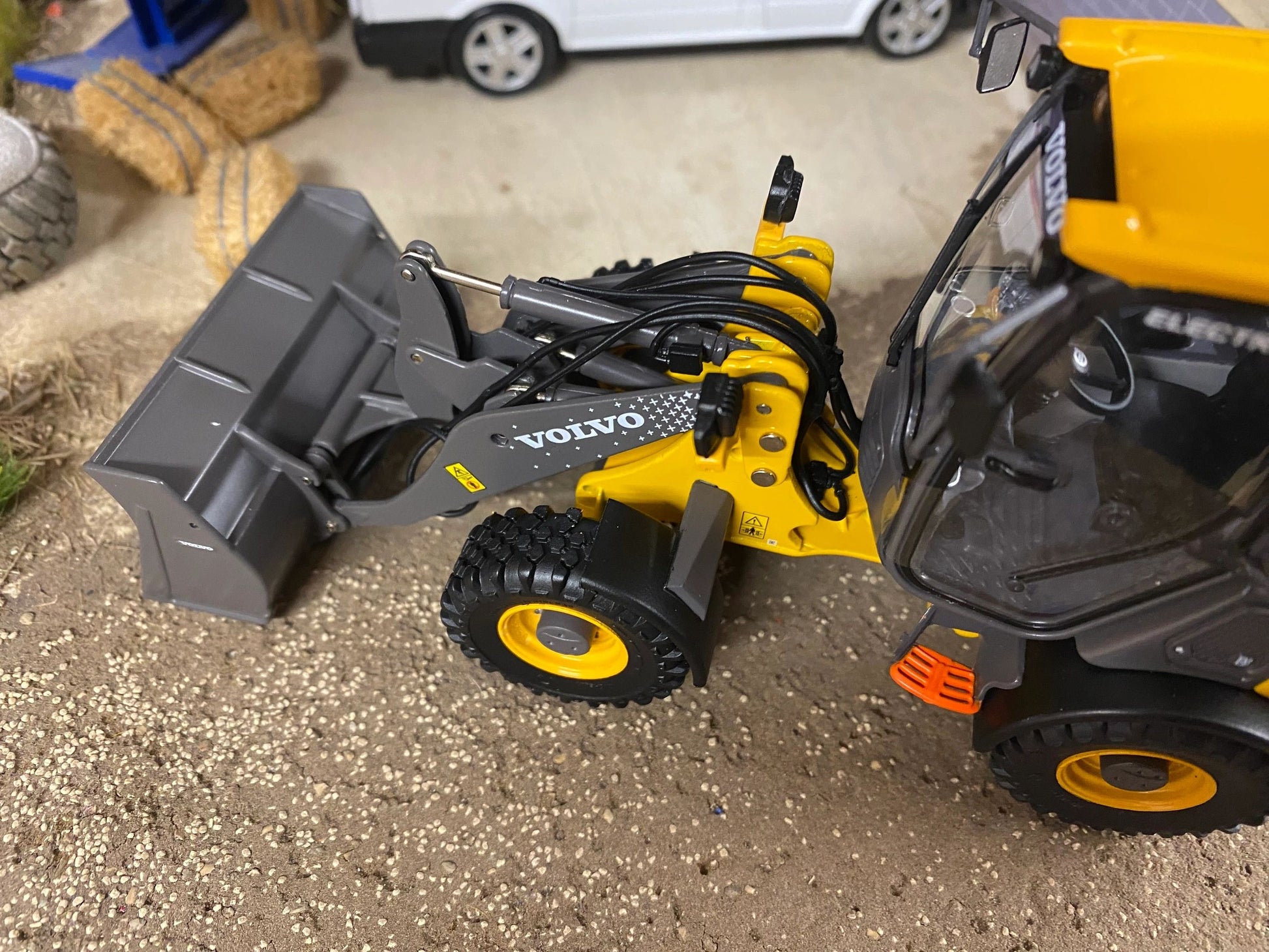 Volvo L25 Compact Wheel Loader 1:32 scale AT Collections Image 6
