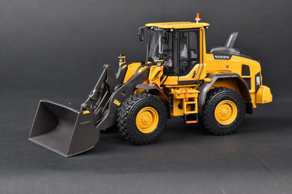 Volvo L60H Shovel Wheel Loader Charger 1:32 scale AT Collections Image