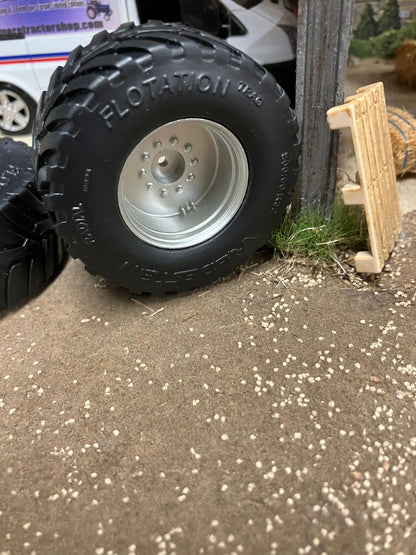 Vredestein Floatation 800/60 R32 tractor tanker wheel set 1:32 scale 54mm x 27mm Image 4