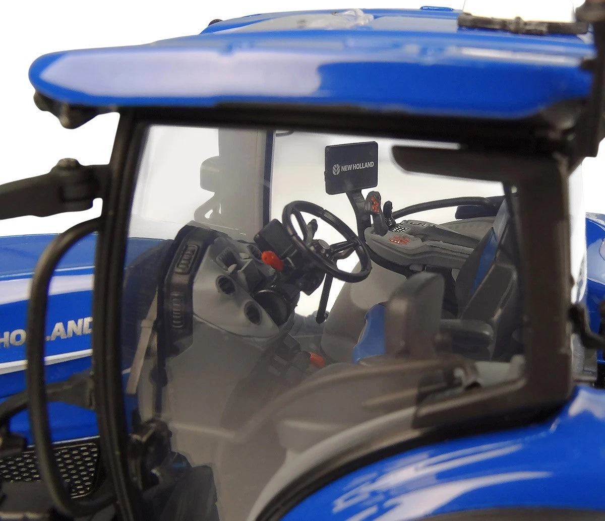 Universal Hobbies New Holland T7.210 Dynamic Blue Tractor BOXED 1:32 scale UH6810